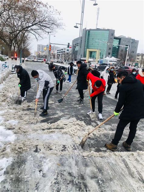 市住建局组织志愿者开展除冰扫雪活动_徐州市平安志愿者