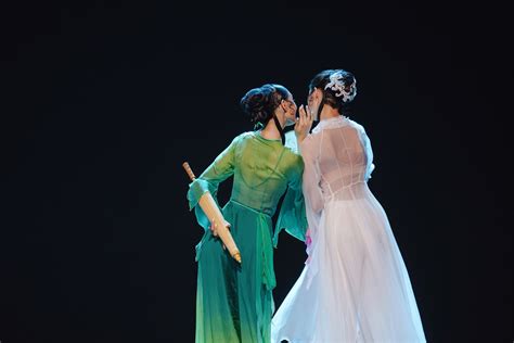 中国舞身韵组合《凤鸣瑶山》，身韵训练就是古典舞的基础……_新浪新闻