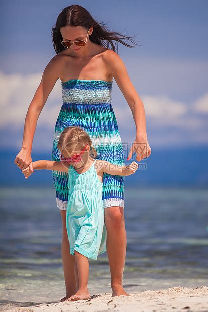 荒岛热带海滩上的小女孩和年轻母亲海岸线妈妈成人女性女儿乐趣婴儿幸福父母海洋高清图片下载-正版图片322080440-摄图网