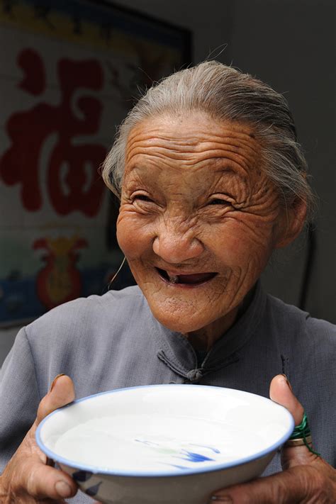 好甜的水啊”！河南省林州市桃花洞村83岁的老奶奶手捧新接到家的自来水满脸笑开了花》 - 中国记协网