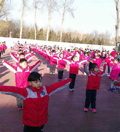 小学一年级全体学生参与广播操集训活动_北京市中关村外国语学校