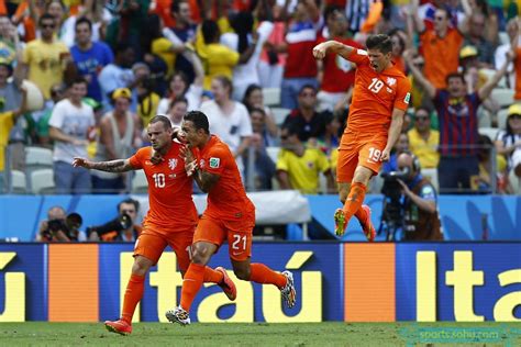 高清图：荷兰队训练备战世界杯 球员认真压腿热身-搜狐大视野-搜狐新闻