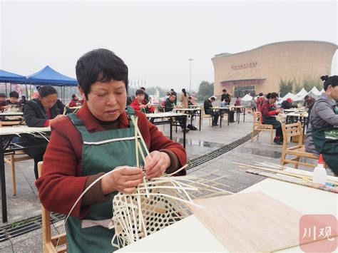 村民叶喜莲在“亲农·溪乐谷”美丽乡村编织手工品-中国质量新闻网