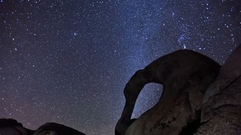 延时摄影：沙漠的星空与双子座流星雨_凤凰网视频_凤凰网