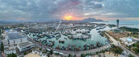 海南三亚：繁忙的崖洲中心渔港-人民图片网