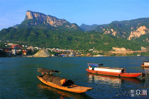 巴东三峡巫峡长，猿鸣三声泪沾裳。长江三峡，地跨重庆、湖北两省市