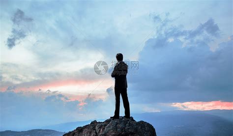 站在山顶看风景的女人背影高清图片下载-正版图片501218418-摄图网