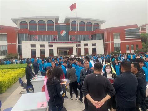 平阴一中举行 “绿色中国 劳动最美”主题升旗仪式