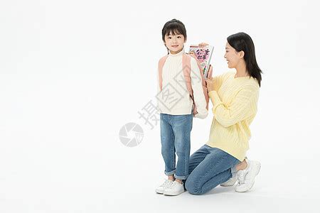 带着可爱小孩的年轻快乐母亲拿着白色孤立高清图片下载-正版图片503504016-摄图网