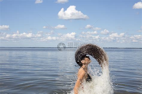 海滩一名年轻女子从海里甩回长发高清图片下载-正版图片501873166-摄图网