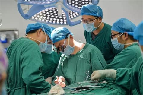 杭州医生半跪一小时给病人做手术 - 杭网原创 - 杭州网