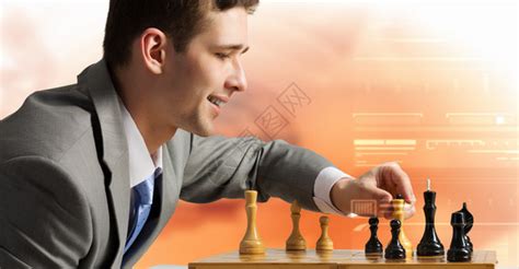 木桌上有象棋游戏书和咖啡在白桌上棋盘游戏智力和高清图片下载-正版图片505264969-摄图网