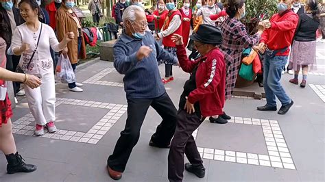 老年人公园广场舞摄影图图片-包图网