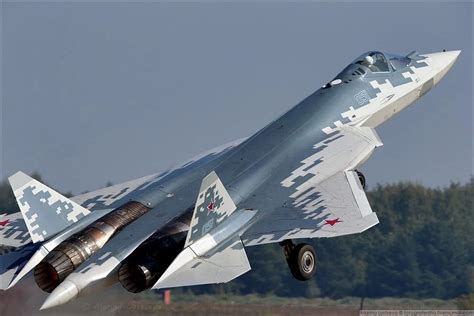 俄罗斯空天军最新苏-57隐形战斗机 莫斯科航展大放异彩 - 中国军网