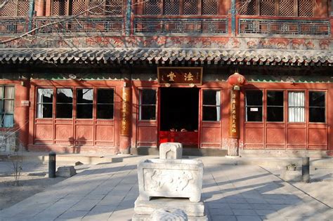 Ceramic gate at the Fayuan Temple | Photo