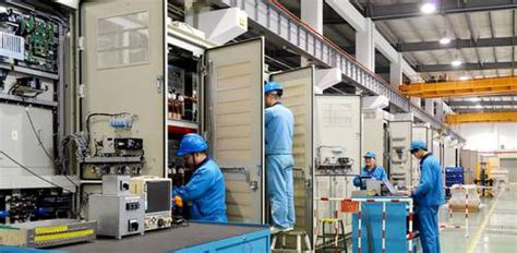 江苏环保厂家耀先环境大型除尘器安装忙，工程队加班加点辛苦了！