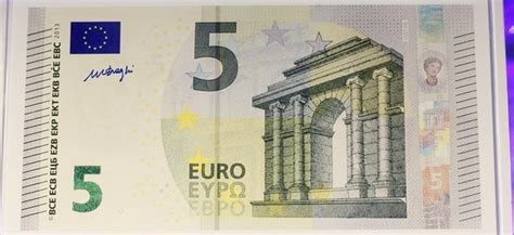 夹着的欧元纸钞高清图片下载-正版图片501465502-摄图网
