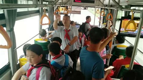 70多名小学生走进公交车厢 听“驾驶员老师”开讲安全课_城生活_新民网