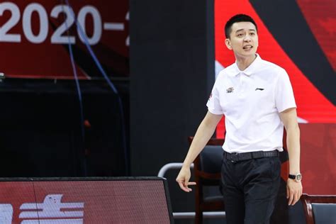 第二个林丹！中国最帅篮球教练被曝出轨美艳女网红，女方为其等到36岁不结婚！_杨鸣
