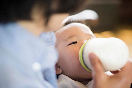 婴儿吸奶的正确方法（母乳喂养的正确姿势）-幼儿百科-魔术铺