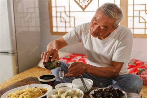 老年人坐在家里吃饭喝酒高清图片下载-正版图片507692184-摄图网