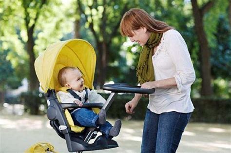 年轻妈妈用婴儿车带娃高清图片下载-正版图片501659900-摄图网
