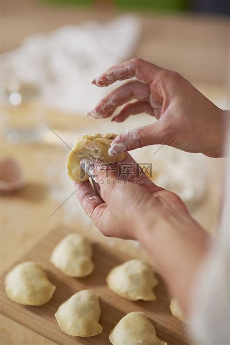 女人做饺子高清摄影大图-千库网