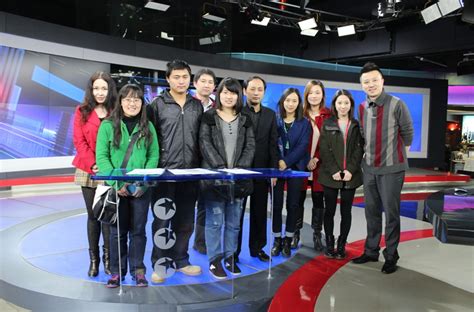 学生电视台（筹）台长带领电视台学生参观上海电视台