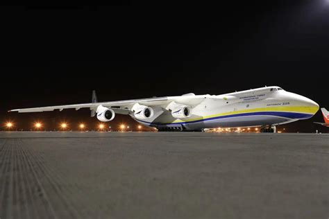 实拍：世界上最大的飞机安-225起飞瞬间
