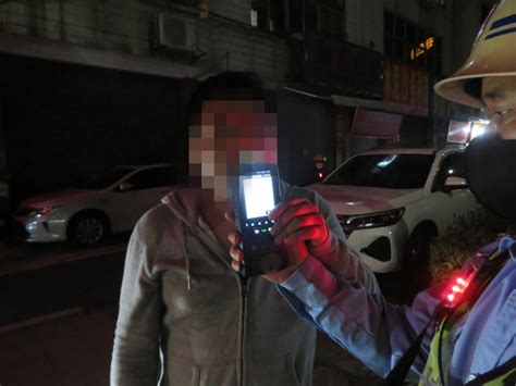 四川自贡：男子通宵饮酒后驾车在红绿灯前睡着了_凤凰网视频_凤凰网