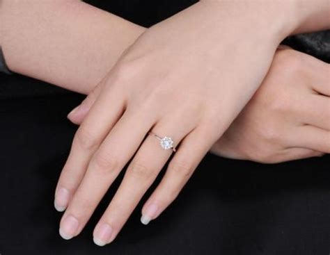 中指戴戒指什么意思？戒指的戴法和意义 - 中国婚博会官网