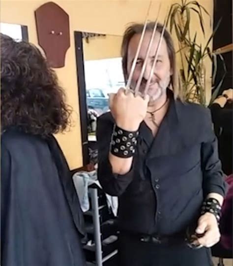西班牙一理发师用武士刀理发 “铁爪”上阵手法一绝_博览_环球网
