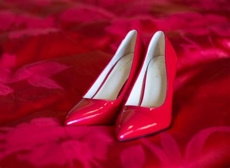 女人梦见自己穿红色鞋是什么意思 梦见自己穿红色鞋预兆什么 - 万年历