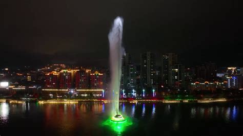 航拍空中鸟瞰夜晚灯光照亮的广东河源亚洲第一高喷泉夜景—高清视频下载、购买_视觉中国视频素材中心
