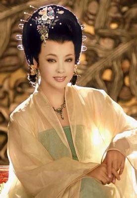 看刘晓庆年轻时候的照片，才明白为啥四婚三离后，男人依旧爱她