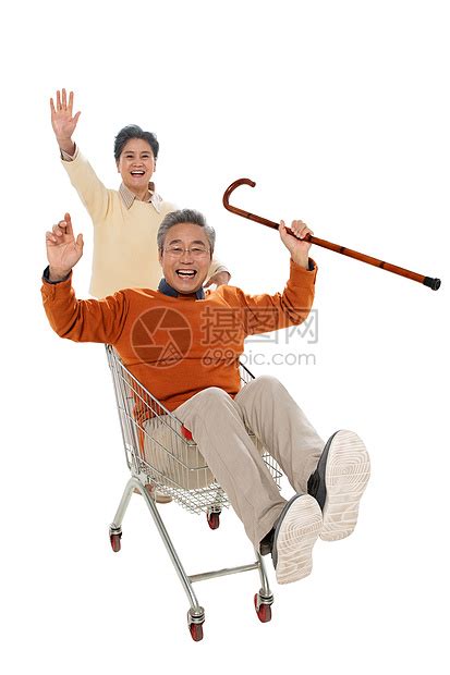 快乐老人推着坐在购物车里的老伴高清图片下载-正版图片507658464-摄图网