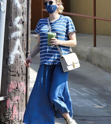 艾玛·罗伯茨穿蓝色条纹T恤搭配亮面蓝裙，清新时尚，孕味十足