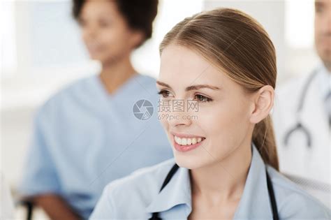 诊所,职业,人医学的快乐的女医生超过医疗会议医院高清图片下载-正版图片300587419-摄图网