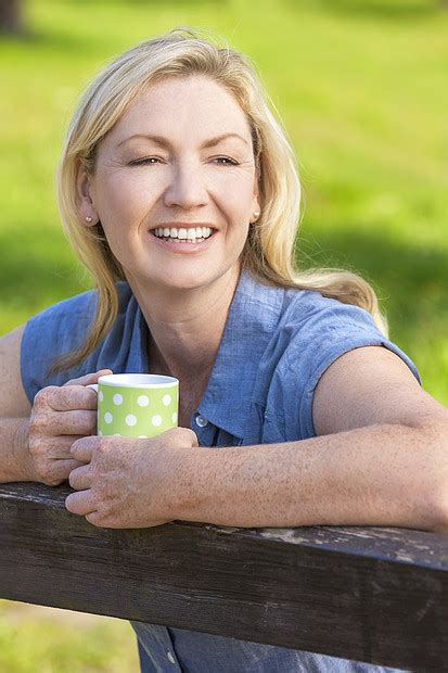 美丽快乐的中妇女,三十多岁四十多岁,微笑着,靠阳光下,喝茶咖啡高清图片下载-正版图片300637123-摄图网