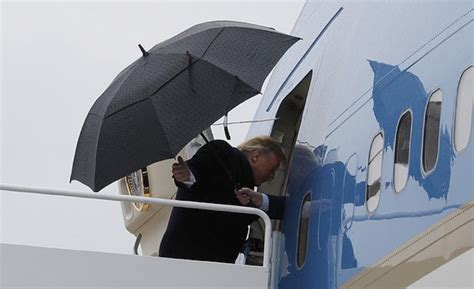 一把雨伞又把特朗普送上热搜：登机前不扔伞了，改由专人交接