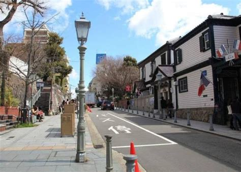 日本城市道路细节：柏油路面看不到坑坑洼洼，发达国家果然不一样_小城