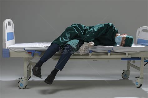 男性手术服医生瘫倒在病床上高清图片下载-正版图片501599765-摄图网