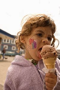 夏日可爱美女避暑吃冰淇淋元素素材下载-正版素材401944508-摄图网
