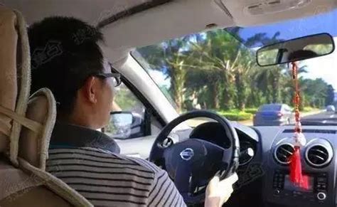 河南女司机第一次开车上路，车身贴三张A4纸-新浪汽车