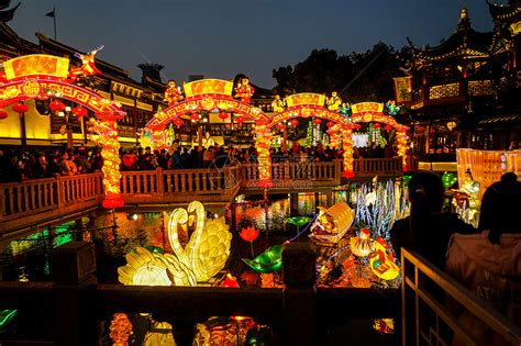 春节的上海城隍庙庙会张灯结彩高清图片下载-正版图片500820597-摄图网