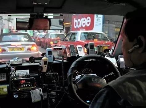 出租车司机和车上一个白色的背景素材图片免费下载-千库网