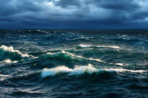 在暴风雨来临时破浪前进图片-海上风暴素材-高清图片-摄影照片-寻图免费打包下载