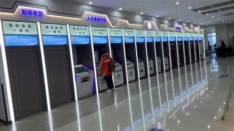 江苏扬州：智慧政务大厅萌新机器人“当家”自助服务“不打烊”_我苏网