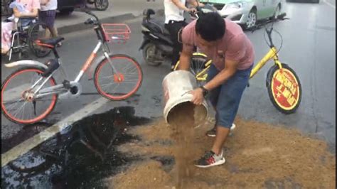 郑州街头现大片油污路人频摔倒 热心小伙拉来沙土覆盖-大河新闻