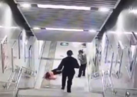 惊险一幕！合肥一女子地铁站内玩手机摔下楼梯-千龙网·中国首都网